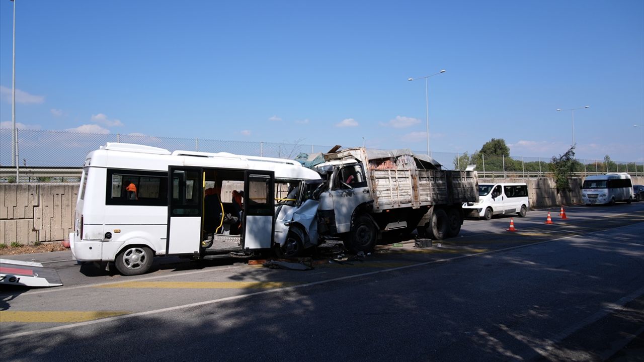 Minibüs ile kamyon kafa kafaya çarpıştı: İzmir’de feci kaza!