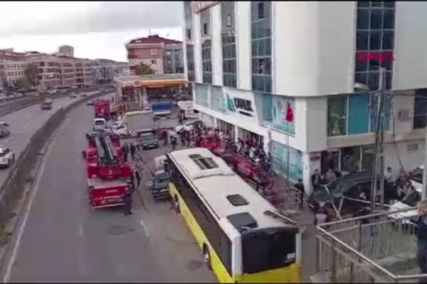 Otobüs durağa girdi: Yaralılar var!