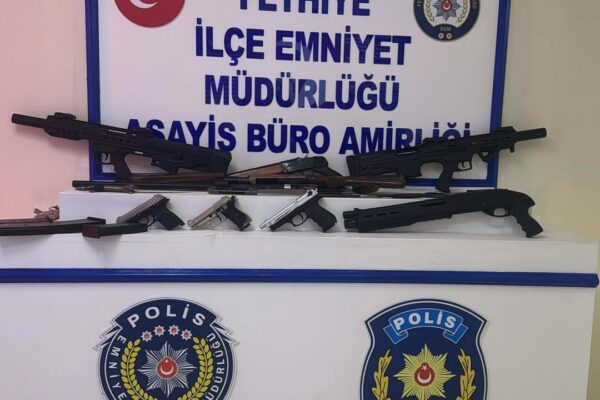 Yola atılan çantadan cephanelik çıktı!
