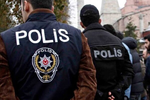 Tepecik’te uyuşturucu baskını… Polis y... Tepecik’te uyuşturucu baskını… Polis y...