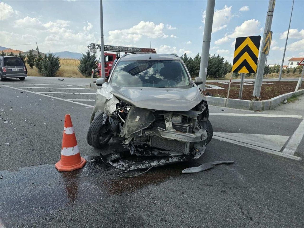 İki araç çarpıştı: 1 kişi öldü, 6 kişi yaralandı!